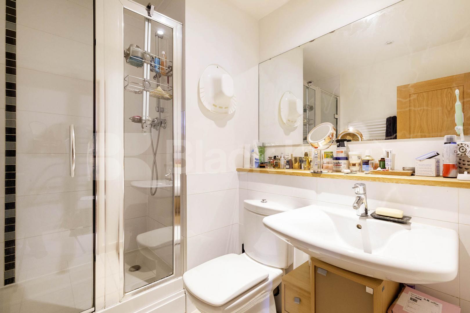 Luxury modern development with two bathrooms huge lounge & two double bedrooms Canal Boulevard, Camden